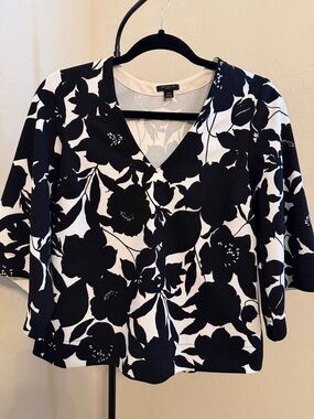 Ann Taylor Black & White Floral V-Neck Blouse size XXSP but fit like S